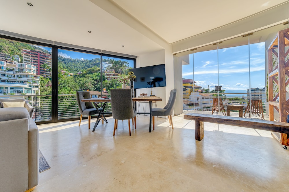 1 Bedroom Suite Corner 812