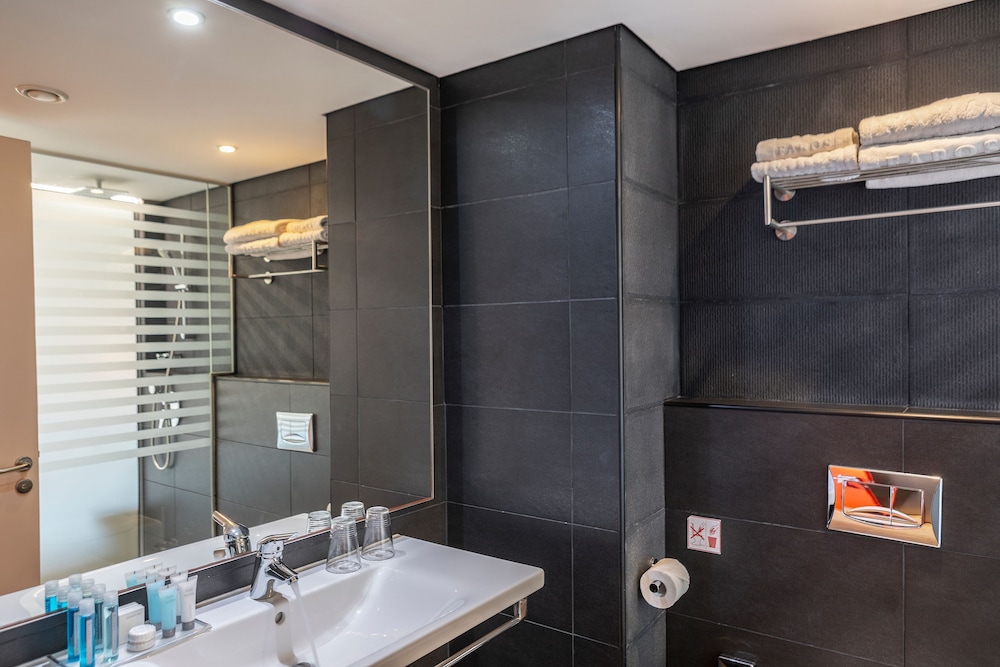 Garden Suite, Poolfront - Photo 4