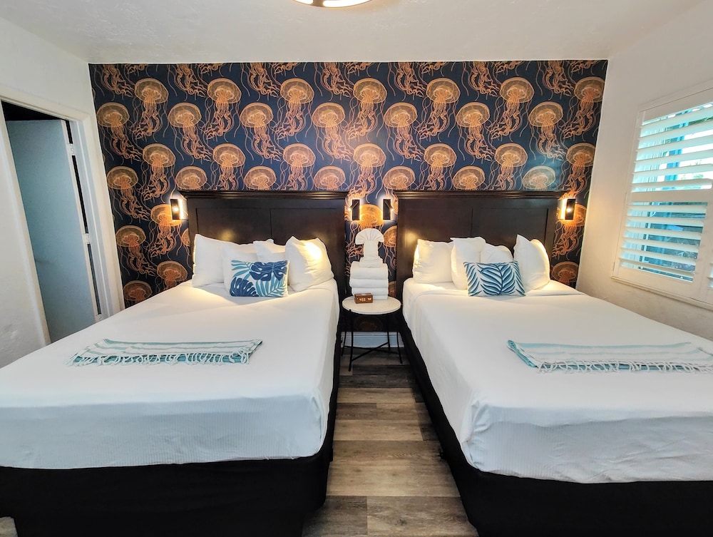 Signature Room, 2 Double Beds, Poolside photo 3