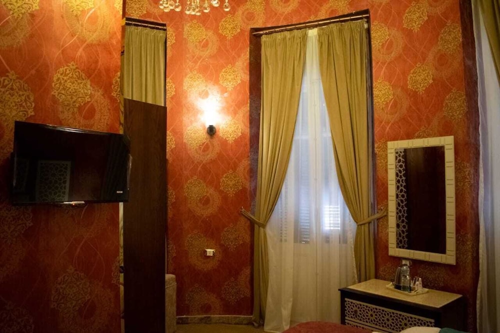 Royal Room thumbnail 6