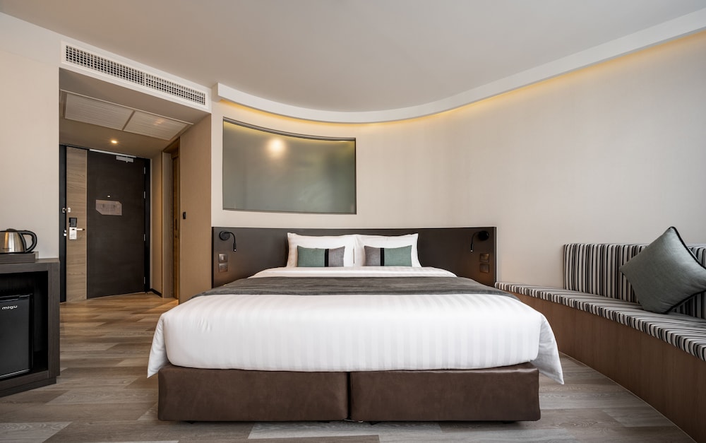 Premier Room, 1 King Bed, Non Smoking, City View photo 2