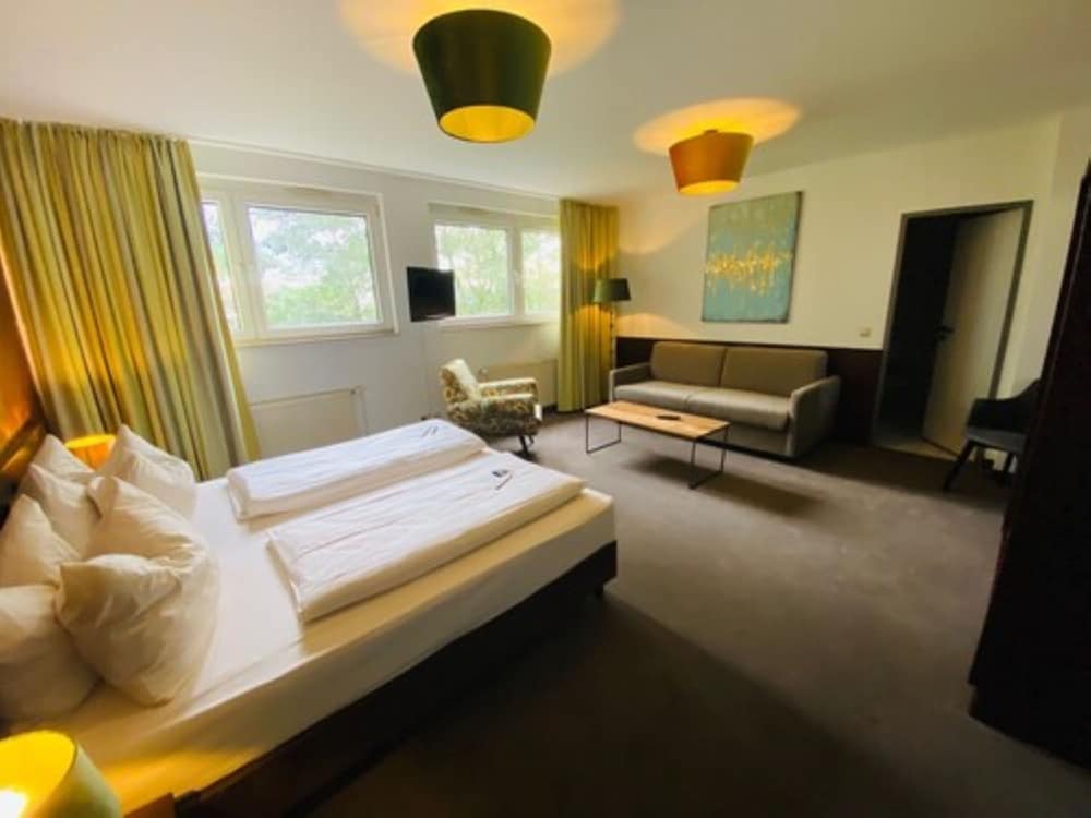 Business Studio Suite, 1 King Bed with Sofa bed - Photo 2