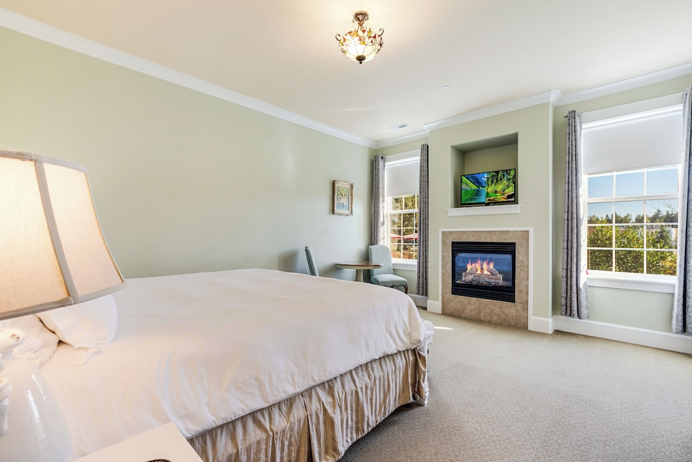 Romantic Room, 1 King Bed, Fireplace, Garden View