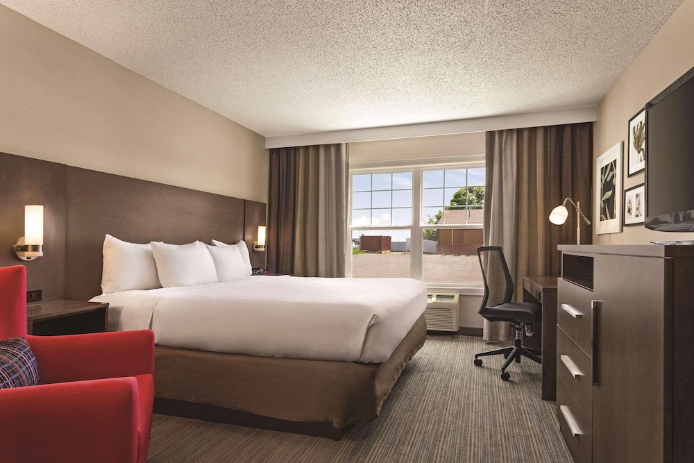 Standard Room, 1 King Bed, Non Smoking - Photo 1