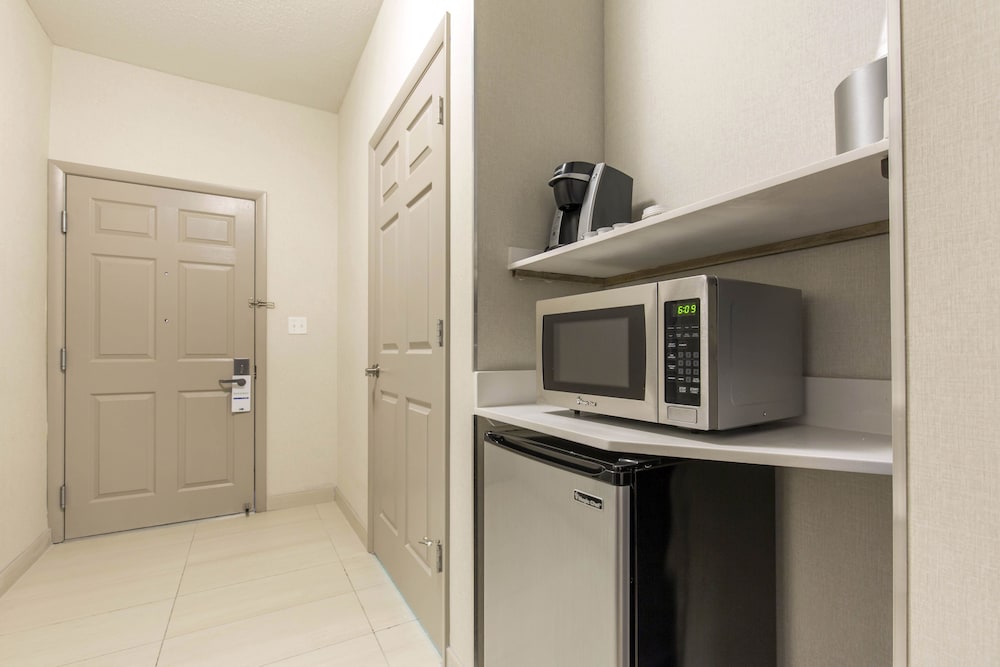 Studio Suite, 1 King Bed, Accessible Bathtub (Communications, Mobility) - Photo 1