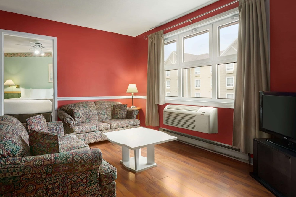 Suite, 1 King Bed, Jetted Tub - Photo 6