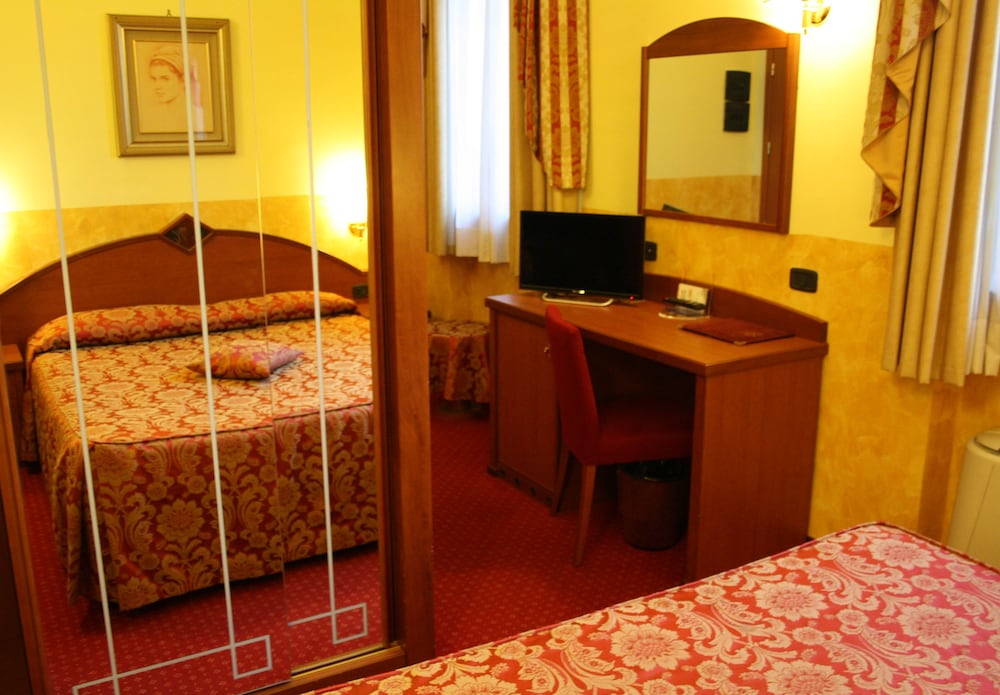 Superior Room, 1 Queen Bed, Jetted Tub photo 2