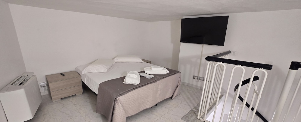 Basic Duplex, Non Smoking, Private Bathroom