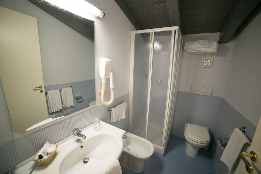 Deluxe Room - Photo 14
