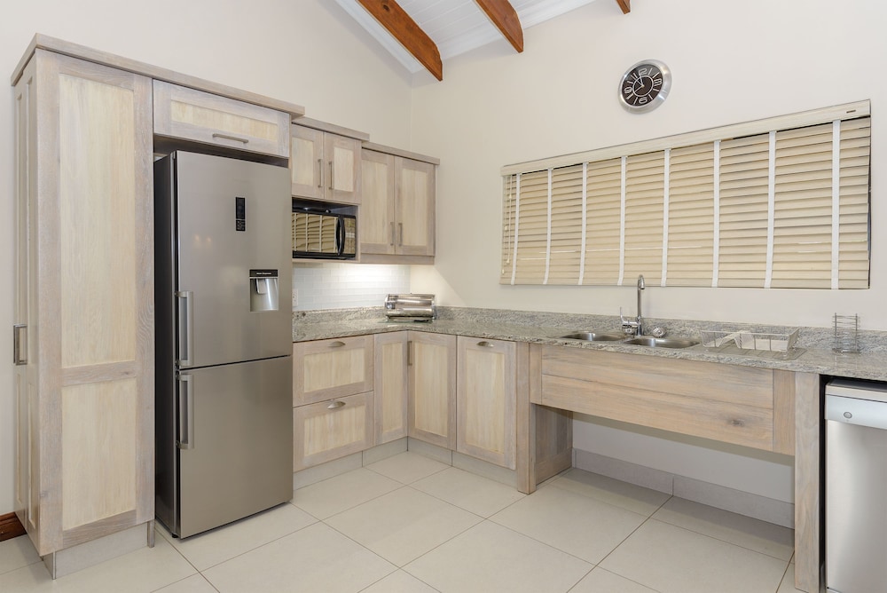 Three Bedroom Villa with Splash Pool photo 3