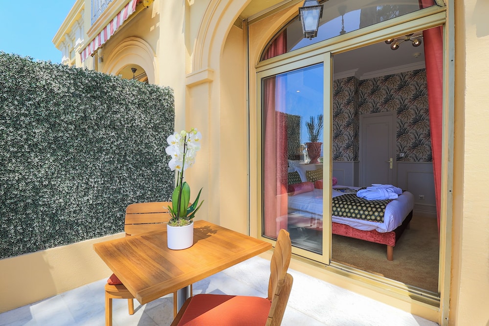 Deluxe Room, Garden View - Photo 3