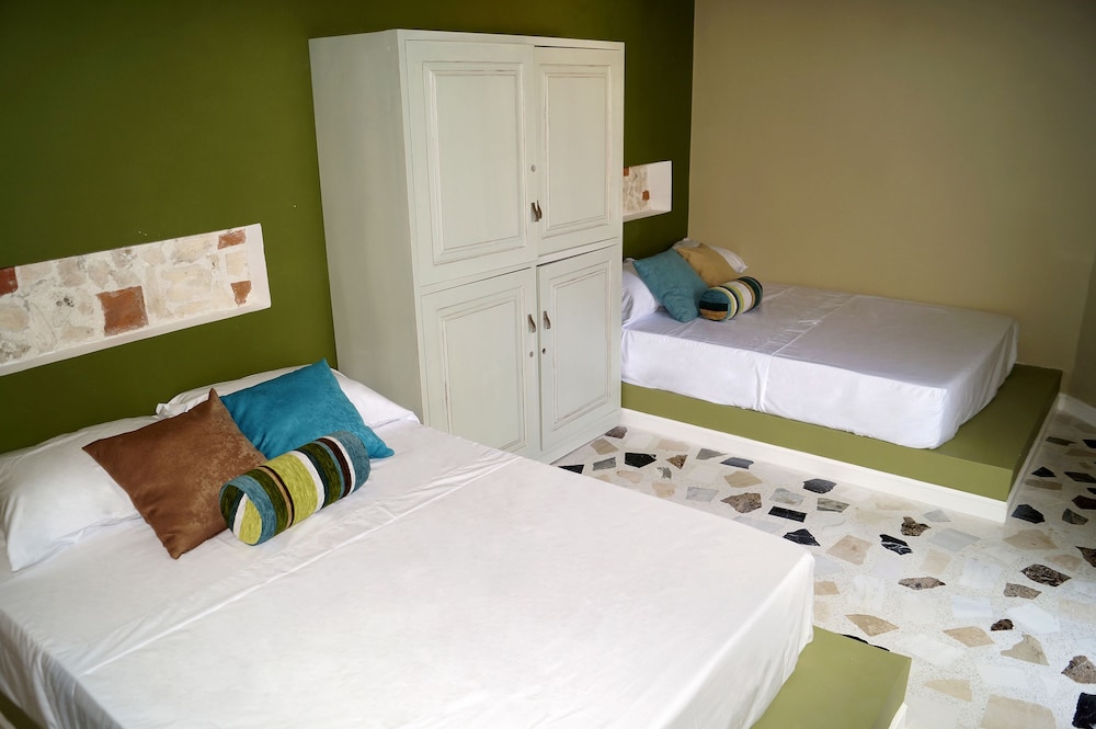 Basic Twin Room, 2 Double Beds, Ensuite photo 1