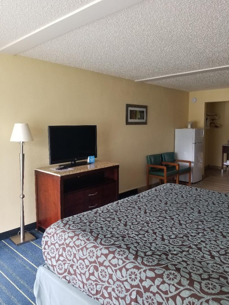 Room, 1 King Bed, Non Smoking (Efficiency, Poolside) - Photo 6