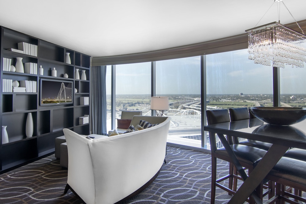 Luxury Suite, 1 King Bed, Corner - Photo 8