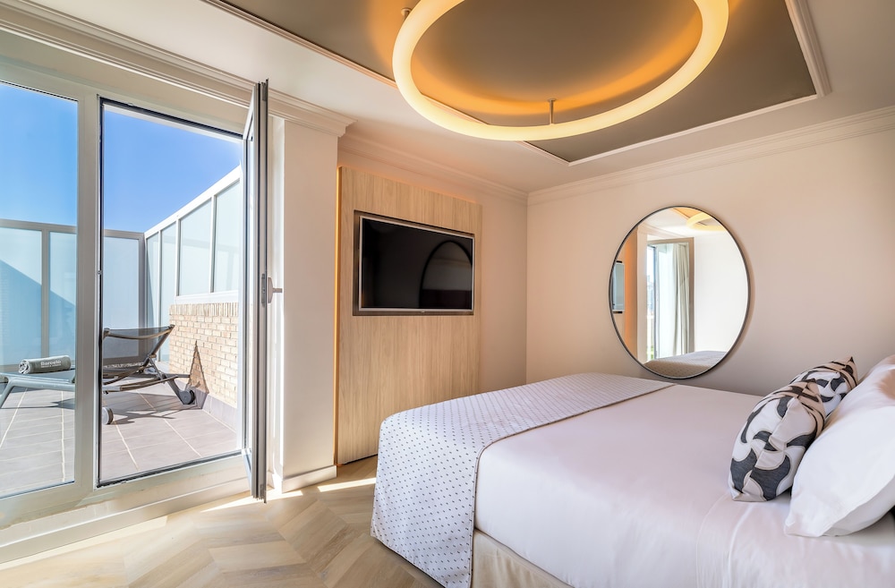 Junior Suite, Balcony (Outdoors Table)