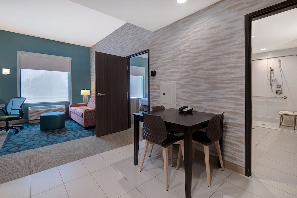 Studio, 1 King Bed, Accessible (Roll-In Shower) - Photo 4