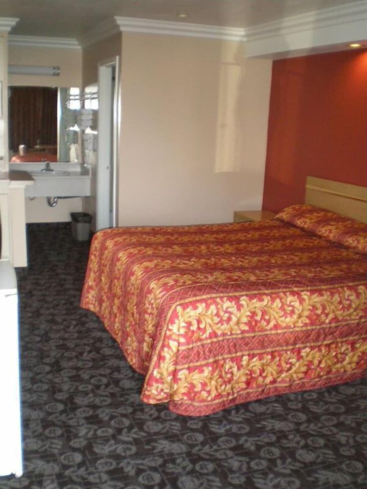 Standard Room, 1 King Bed, Smoking (Non-Smoking and Smoking Available) photo 3