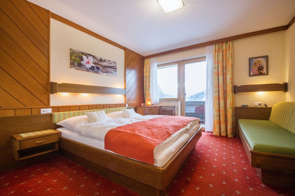 Basic Triple Room, 1 Bedroom, Balcony, Mountain View photo 1