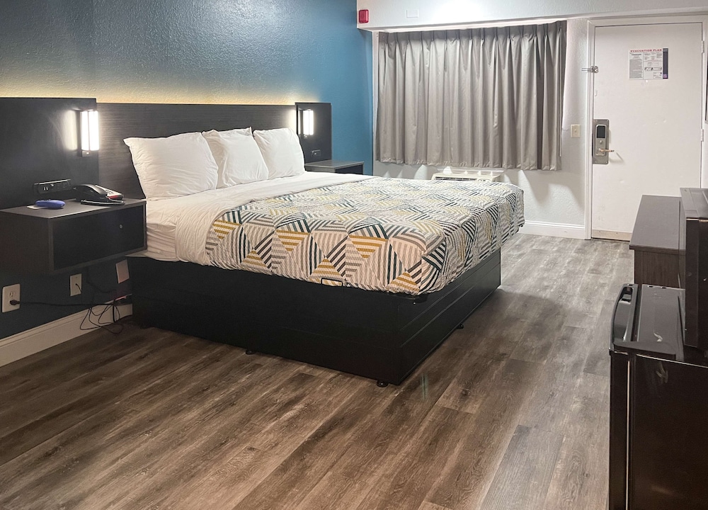 Standard Room, 1 King Bed, Accessible, Non Smoking - Photo 8