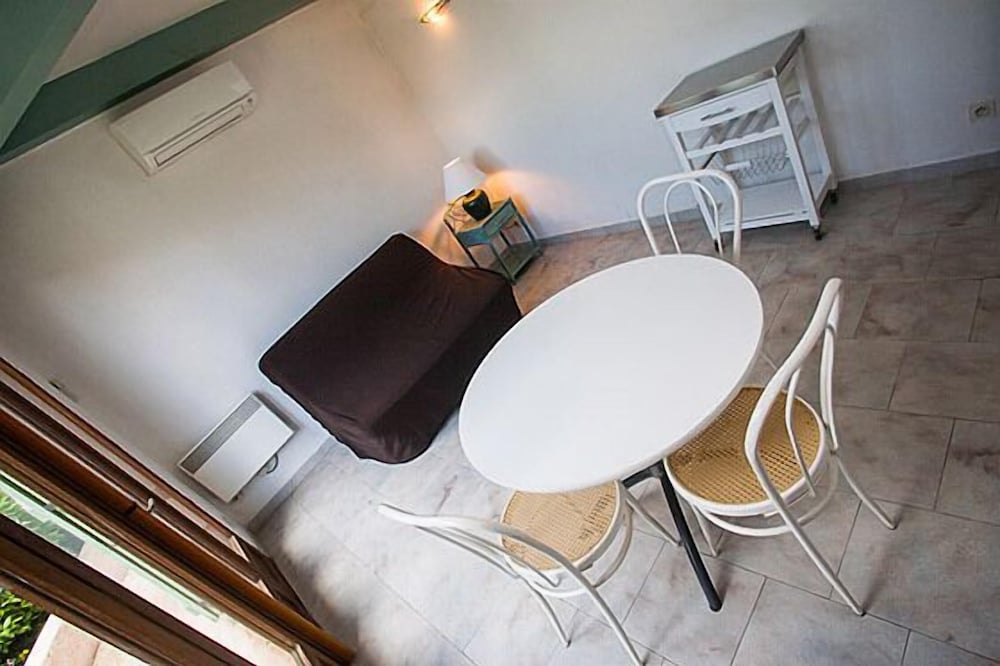 Studio, Ensuite photo 1
