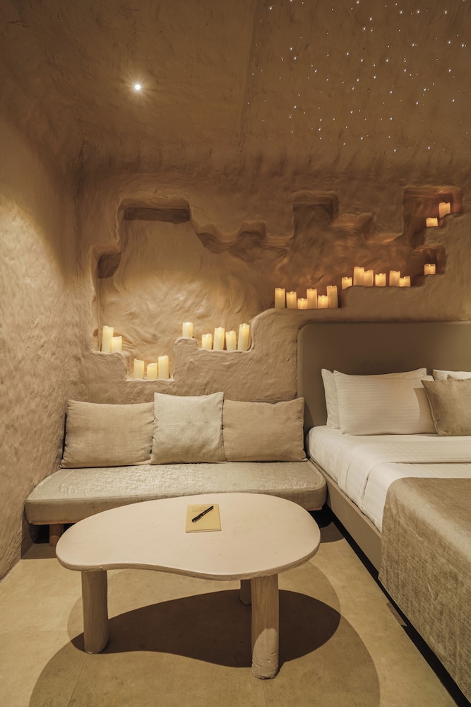 Cave Room with Grand Jacuzzi - Photo 2