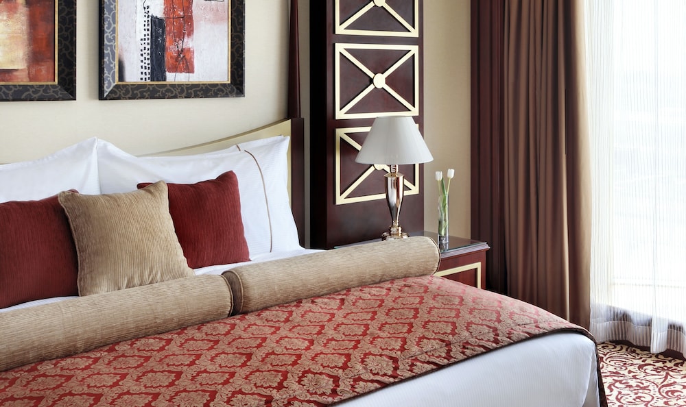 Business Suite, 1 King Bed thumbnail 5