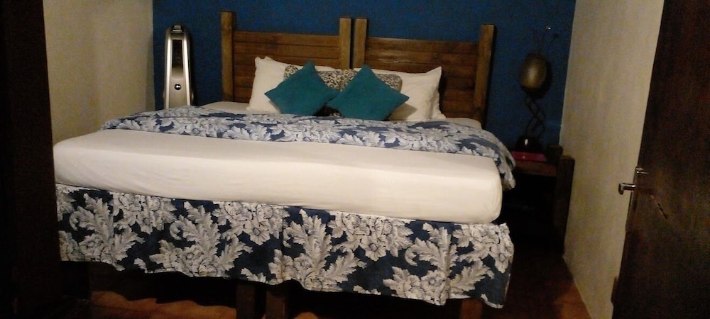Chambre Économique, 1 très grand lit, vue fleuve, côté montagne (Van Gogh Room)