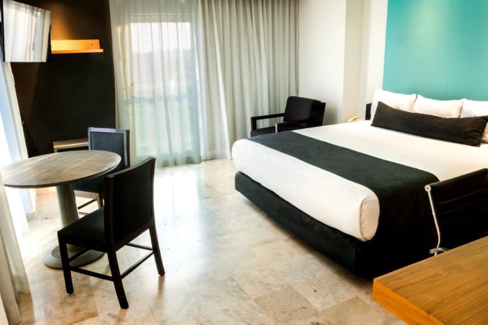 Executive Studio Suite, 1 King Bed - Photo 1