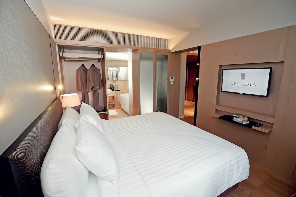 One Bedroom Deluxe King Suite photo 3