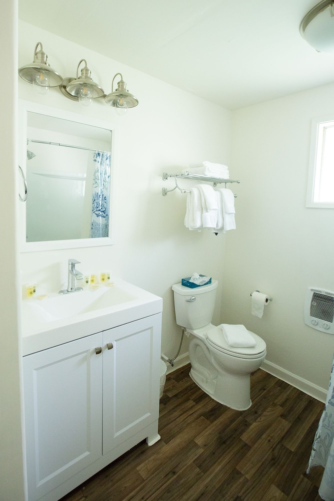 Standard Cabin, 2 Bedrooms, Kitchen, Lakeside photo 3