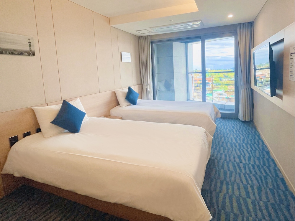 Deluxe Twin Room, Terrace, Partial Ocean View photo 3