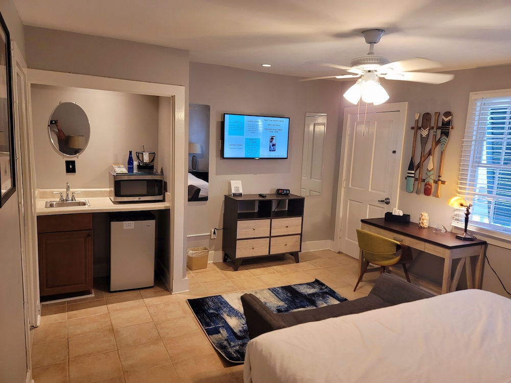 Room 21 - Economy - King Bed - Adults only 21+