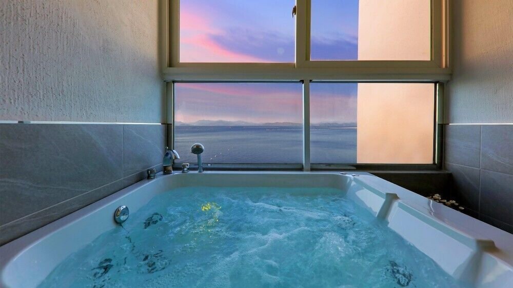 Room (A-202 duplex spa) - Photo 10