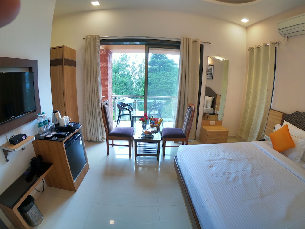 Executive Room with Balcony - Photo 5