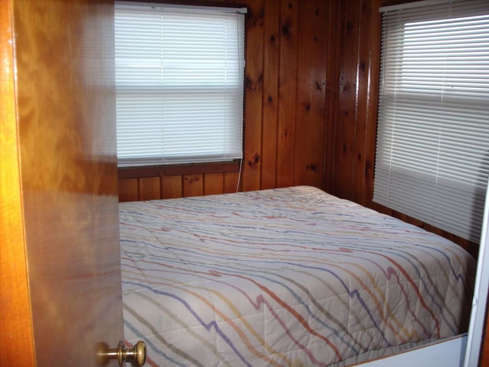Cottage, 2 Bedrooms, Lakeside (Cabin 6) photo 1