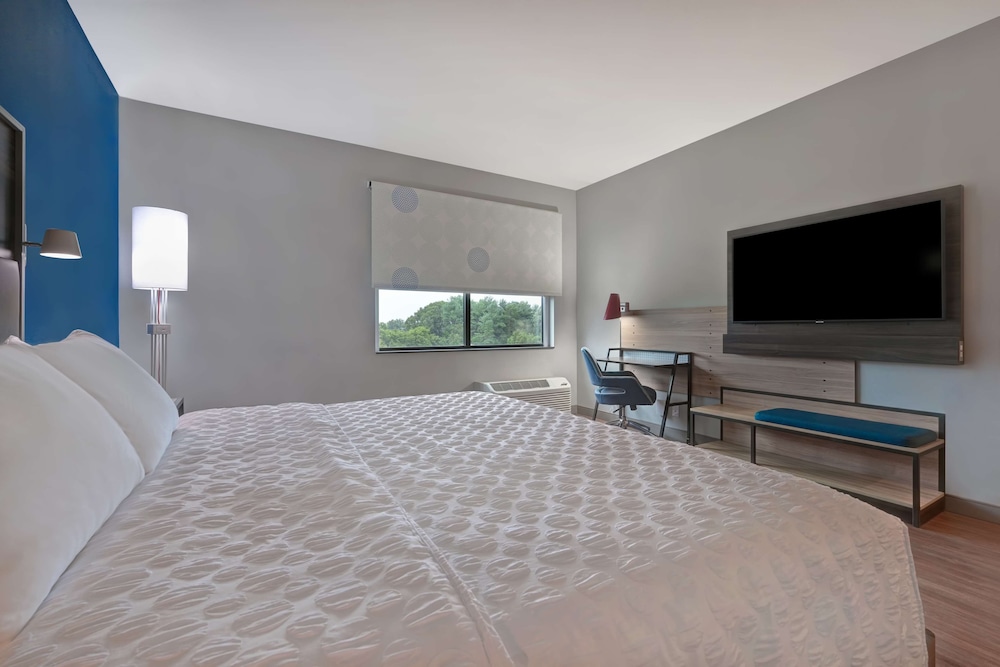 Room, 1 King Bed - Photo 5