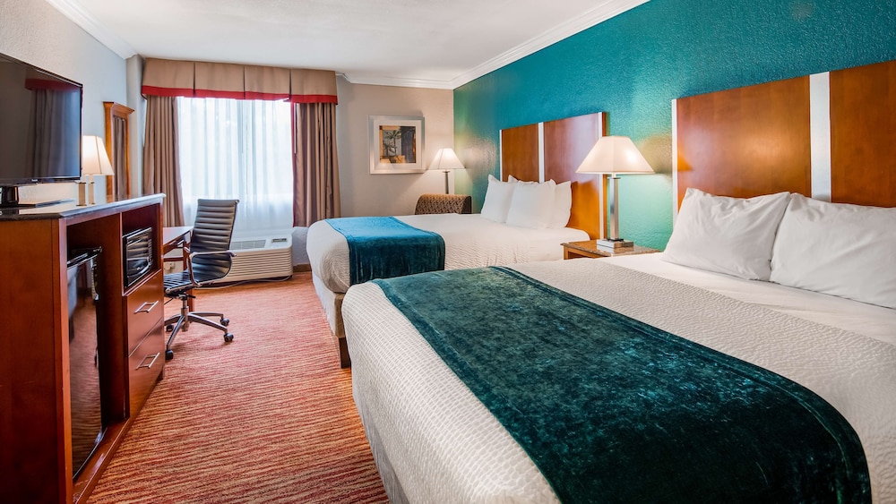 Suite, 2 Queen Beds, Non Smoking, Refrigerator & Microwave (with Sofabed) - Photo 4