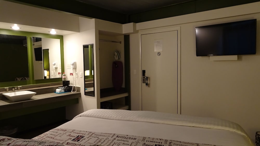 Executive Room, 1 King Bed, Refrigerator photo 3