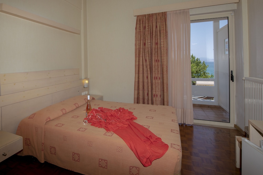 Classic Double or Twin Room, 1 Double or 2 Twin Beds, Sea View photo 2