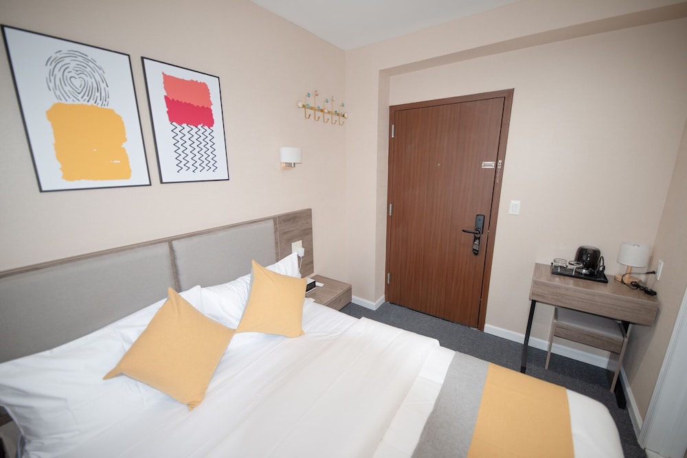 Basic Room, 1 Queen Bed photo 3