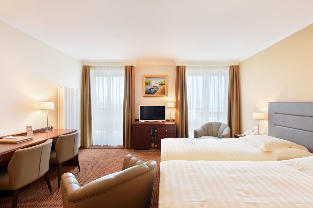 Superior Twin Room, Balcony, Lake View - Photo 6