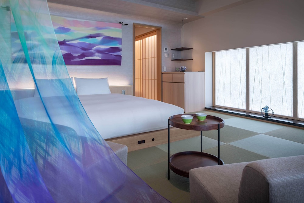 Deluxe King Room - Photo 2