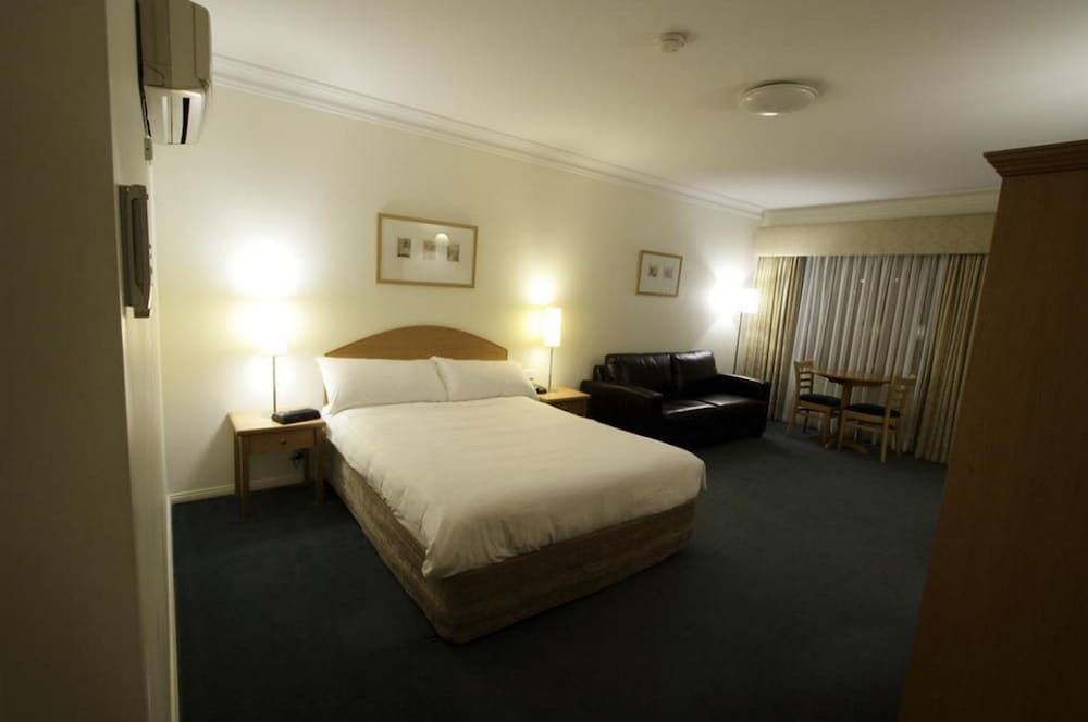 Explore Riverina Queen Room photo 2