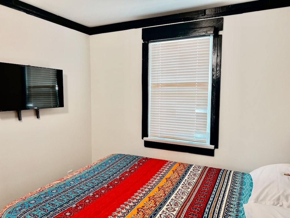 Classic Cabin 4 - 1 Queen Bedroom + Queen Sofa Bed, 1 Bathroom, Kitchen & Lake Views