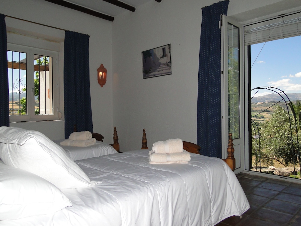 Deluxe Twin Room, Private Bathroom, Courtyard View photo 2