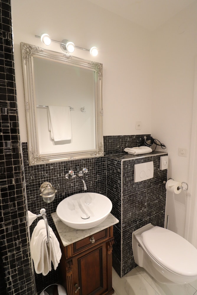 Economy Double Room - Photo 9