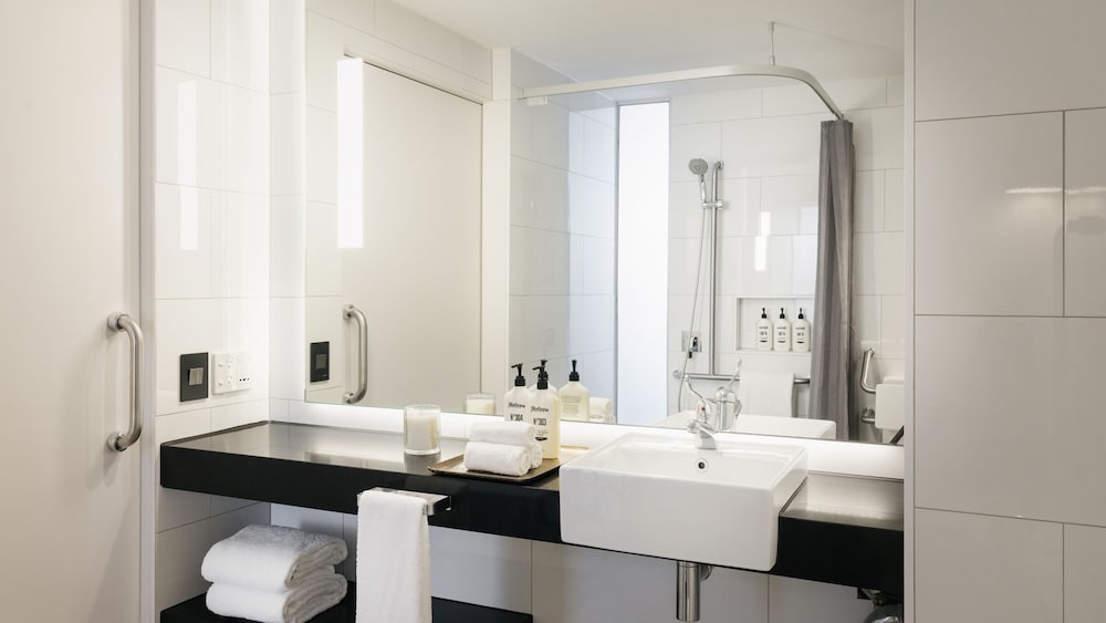 Standard Room, 1 King Bed, Accessible, City View (Corner) - Photo 1