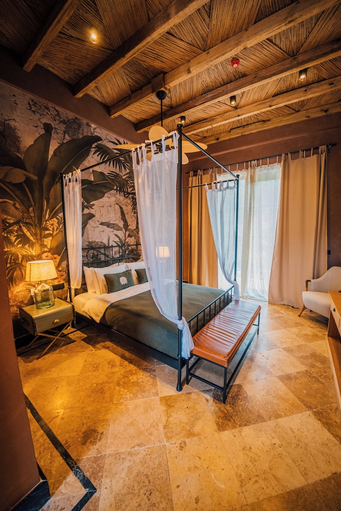 DELUXE ROOM WITH POOL VIEW - Photo 1