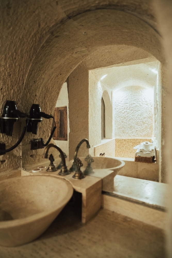 Queen Cave Suite with Stone Bathtub - Photo 9