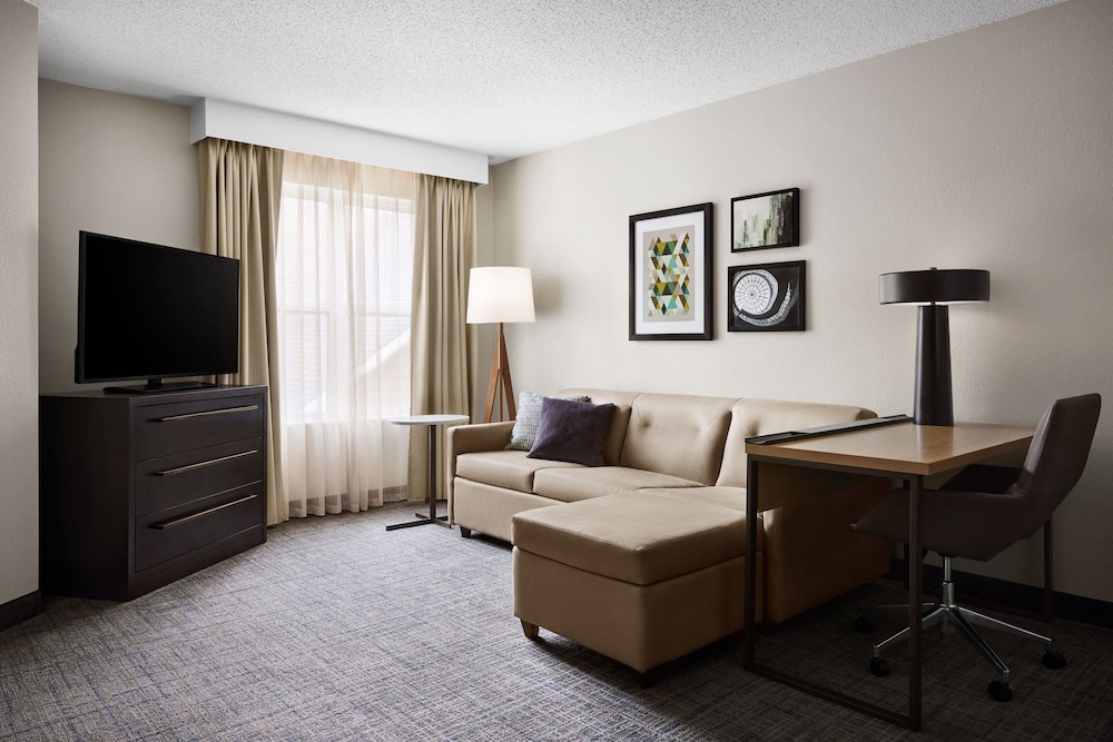 Suite, 1 Queen Bed with Sofa bed - Photo 1